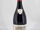 une bouteille de vin rouge avec une étiquette blanche sur fond blanc