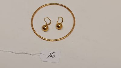 une paire de boucles d'oreilles en or et un créole en or