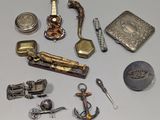 un grand nombre d'objets posés sur une table