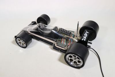 une voiture télécommandée branchée sur un chargeur