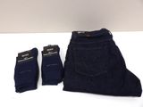 deux paires de jeans bleus pour homme et une paire de chaussettes