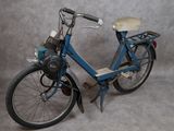 un vélo bleu avec un panier à l'arrière