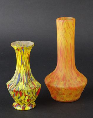 Deux vases en verre jaspé, l'un multicolore, l'autre orangé. - Photo 1