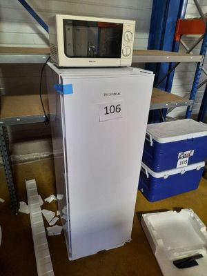 un micro-ondes posé sur un réfrigérateur dans une pièce