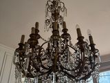 un lustre suspendu au plafond d'une pièce