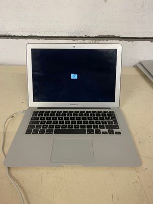 un ordinateur portable posé sur une table
