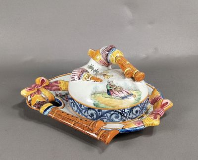 une petite assiette ornée d'un oiseau, posée sur un plateau