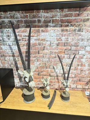 Trois têtes d'antilopes perlées sur socles bois KARE DESIGN … - Photo 1