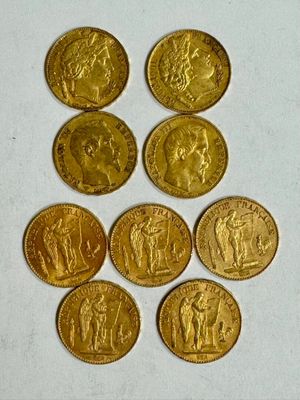 six types différents de pièces d'or sur une surface blanche