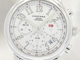 gros plan d'une montre sur fond blanc