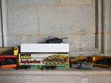 une pile de jouets assortis sur une étagère à côté d'un mur de briques