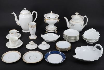 beaucoup d'assiettes, de tasses et de soucoupes blanches et bleues