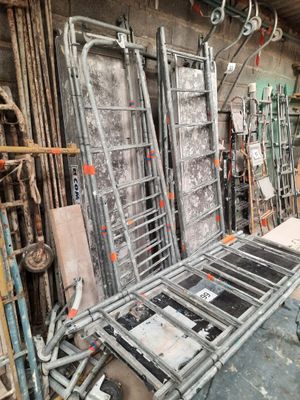 Échafaudage roulant COMABI en métal, 3 plateaux alu/bois, ha… - Photo 1