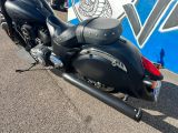 une moto noire garée sur le bord de la route