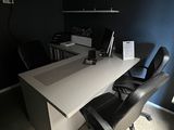 un bureau avec une chaise et un ordinateur dessus