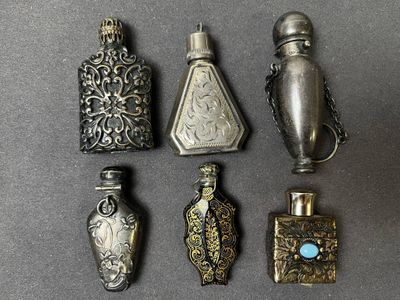 tout un tas de petites bouteilles posées sur une table