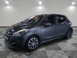 une voiture grise est garée dans une grande pièce au sol en damier
