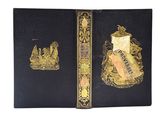 un vieux livre noir aux tranches dorées, orné d'une illustration représentant un navire