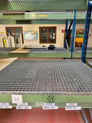 une grille métallique au milieu d'une pièce