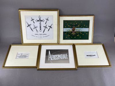 trois tableaux encadrés représentant différentes œuvres d'art, posés sur une table