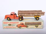 un camion miniature transportant un gros chargement de rondins