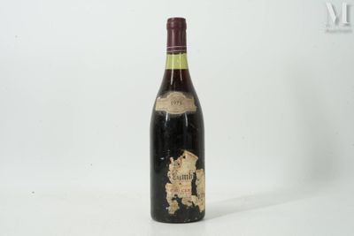 une bouteille de vin posée sur une table