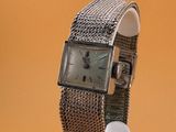 une montre posée sur un support sur une table