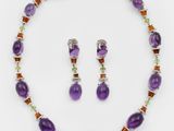 un ensemble composé d'un collier et de boucles d'oreilles avec de l'améthorate, du péridot et du péridot