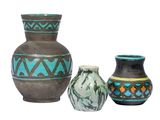 trois vases posés l'un à côté de l'autre sur une surface blanche