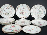 six assiettes ornées de motifs floraux sont disposées sur un fond noir