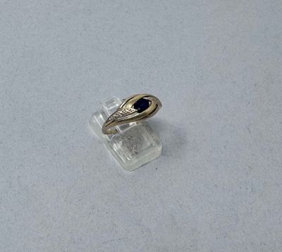 une bague en argent ornée d'une pierre bleue