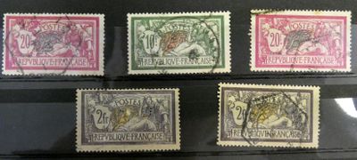 Quatre timbres différents sont exposés dans une vitrine.
