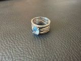 un gros plan d'une bague posée sur une surface en cuir