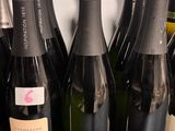 plusieurs bouteilles de vin sont alignées sur un comptoir