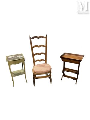 Lot de petits mobiliers comprenant une chaise à haut dossier…