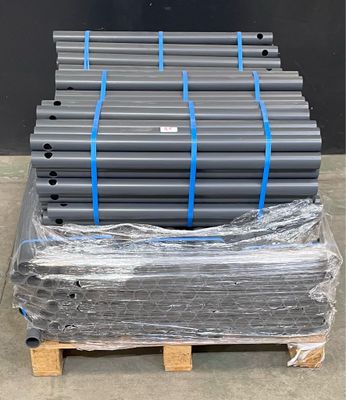 une pile de tuyaux posée sur une palette