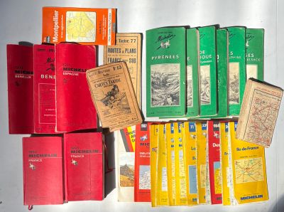 un grand nombre de livres posés sur une table