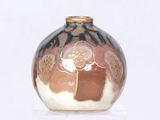 un vase sur lequel figure la photo d'une femme