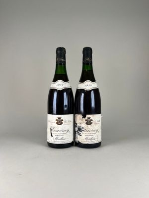 deux bouteilles de vin posées l'une à côté de l'autre sur une table