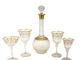 cinq verres à vin et une carafe sur la table