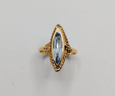 une bague en or sertie d'une topaze bleue au centre