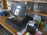 un ordinateur posé sur un bureau, avec une imprimante à côté