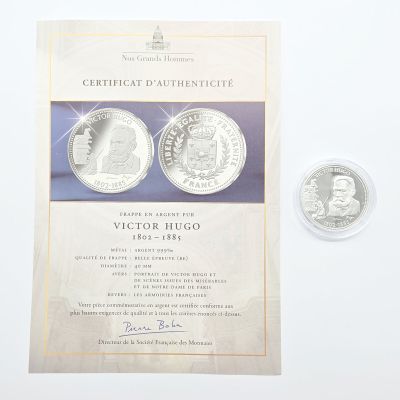 un gros plan sur une feuille de papier sur laquelle repose une pièce de monnaie