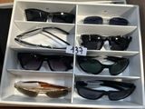 de nombreuses paires de lunettes de soleil exposées dans une vitrine