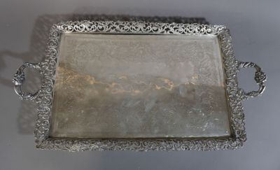 un plateau ancien en argent, muni de poignées, sur un fond blanc