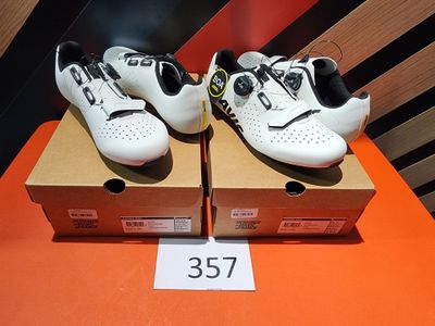 deux paires de chaussures exposées sur une table