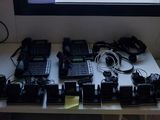 de nombreux modèles différents de téléphones portables posés sur une table blanche