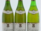 trois bouteilles de vin posées sur une table l'une à côté de l'autre