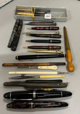 beaucoup de stylos alignés sur une table