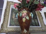 une photo d'un vase rempli de fleurs posé sur une table